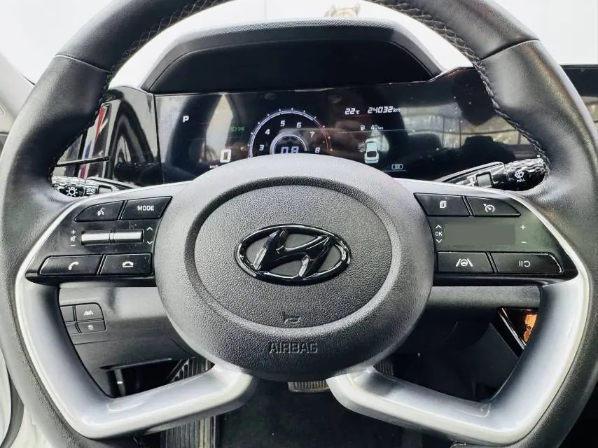 Hyundai 2023 Elantra -3-compartment 1.5 stepless LUX premium automatic gear 7