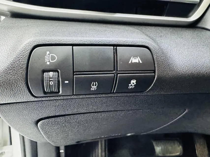 Hyundai 2023 Elantra -3-compartment 1.5 stepless LUX premium automatic gear 8