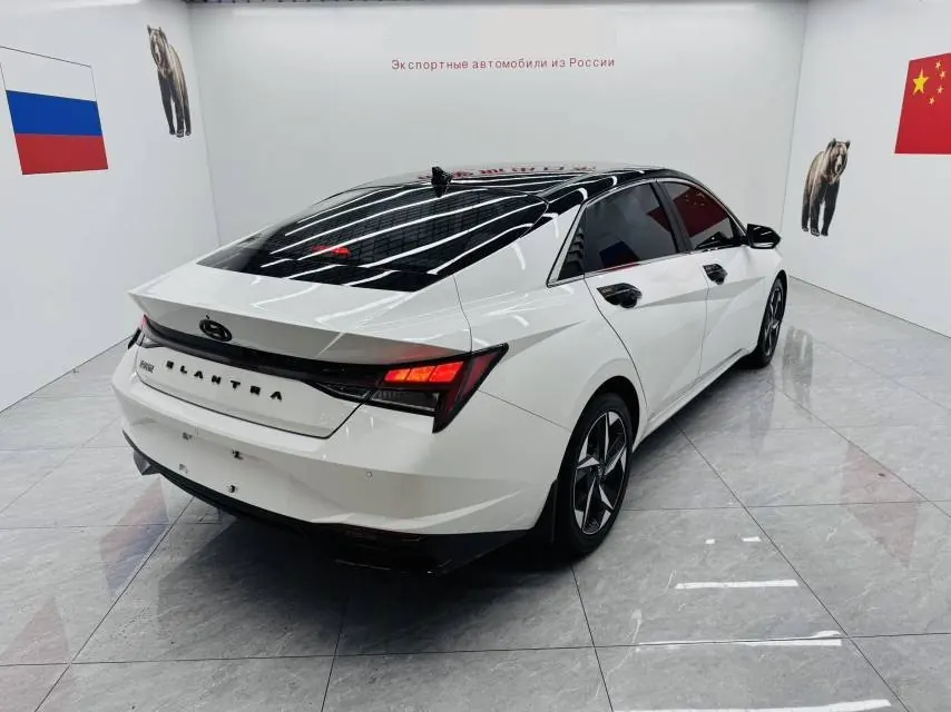 Hyundai 2023 Elantra -3-compartment 1.5 stepless LUX premium automatic gear 9