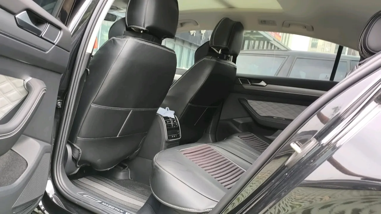 Volkswagen 2023 Magotan 2.0TSI 330TSI 2 million Commemorative Edition Leading Automatic Gear 4