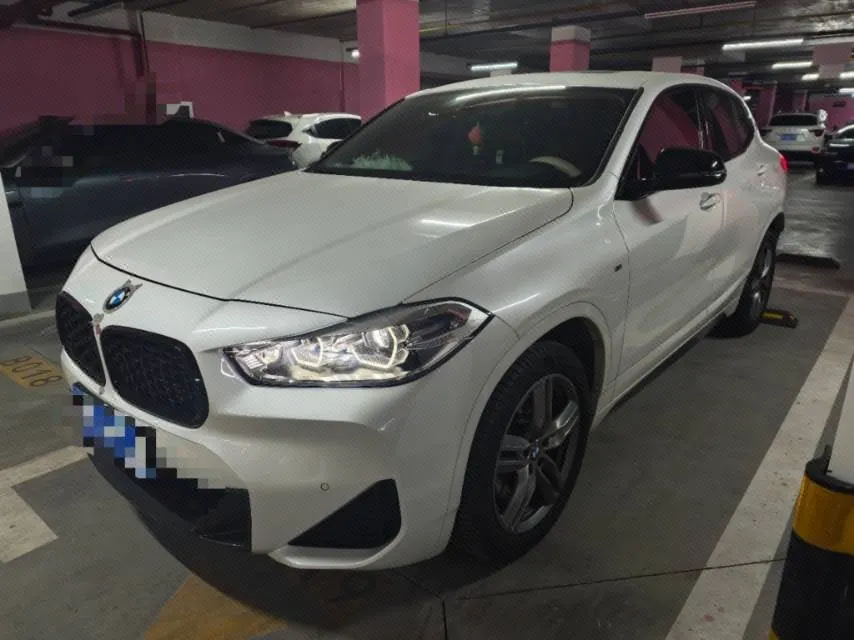 打开图片灯箱:BMW 2023 X2 sDrive25i 2.0T M sports obsidian night version automatic gear