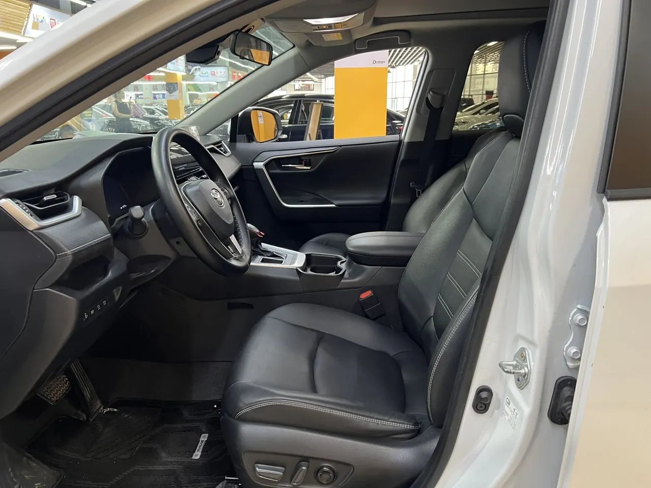 Toyota 2023 RAV4 Rongbo 2.0 Stepless Two-Drive 20th Anniversary Platinum Commemorative Edition Automatic Gear 2