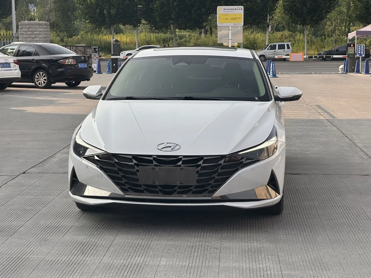 Hyundai 2022 Elantra -3-compartment 1.5 stepless LUX premium automatic gear 2