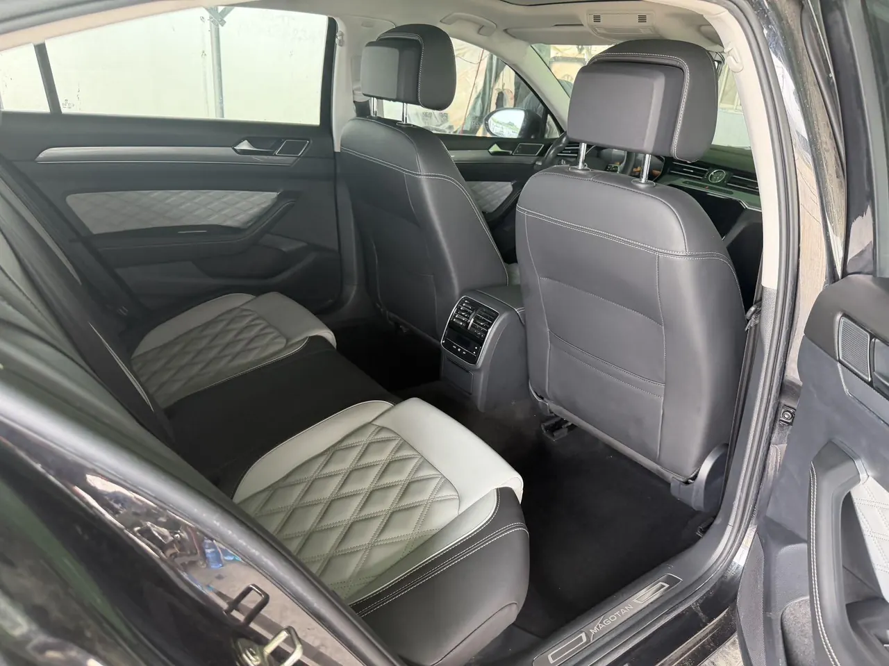Volkswagen 2020 Magotan 2.0TSI 330TSI luxury automatic transmission 4