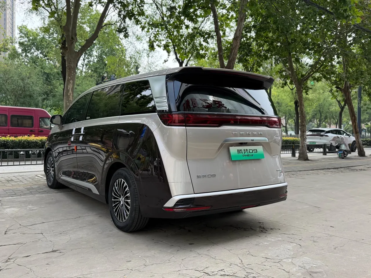 Denza 2025 Denza D9 DM-i 1.5T Stepless Smart Driving Edition 1020 Four-wheel Drive Honorable Automatic Gear 10