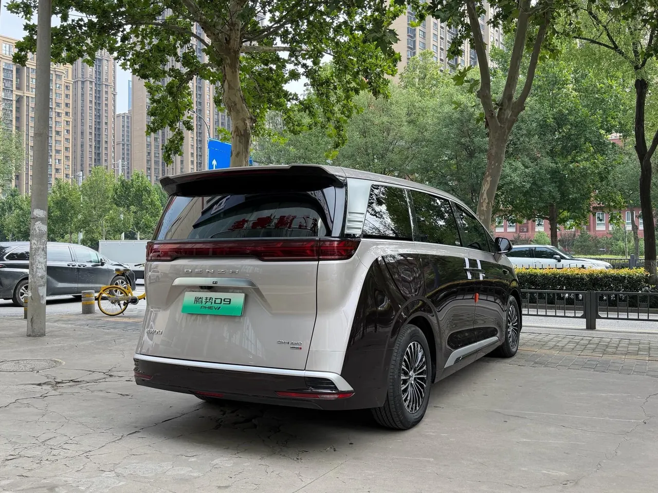 Denza 2025 Denza D9 DM-i 1.5T Stepless Smart Driving Edition 1020 Four-wheel Drive Honorable Automatic Gear 12