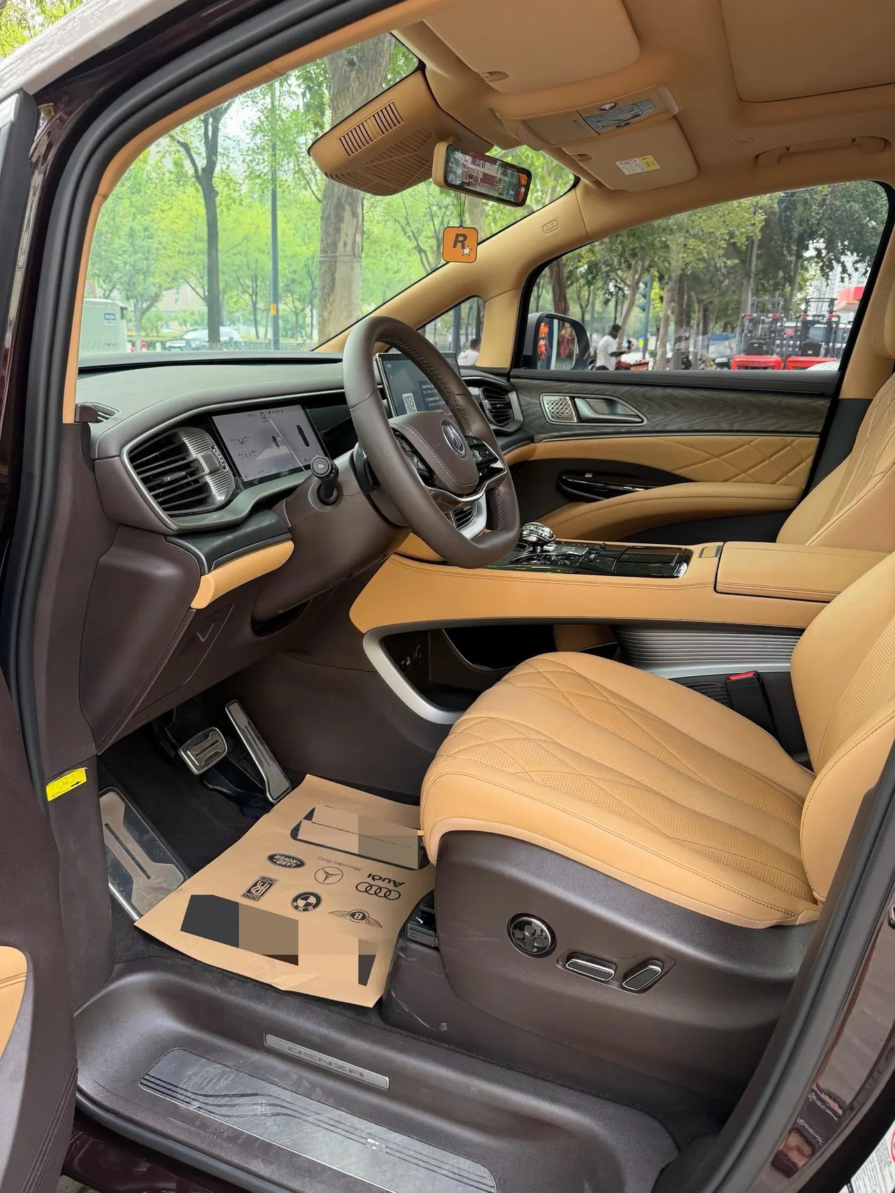 Denza 2025 Denza D9 DM-i 1.5T Stepless Smart Driving Edition 1020 Four-wheel Drive Honorable Automatic Gear 4