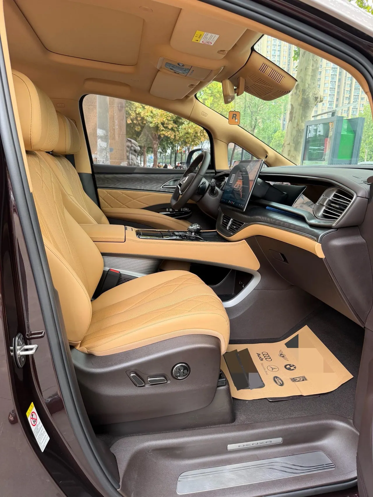 Denza 2025 Denza D9 DM-i 1.5T Stepless Smart Driving Edition 1020 Four-wheel Drive Honorable Automatic Gear 5