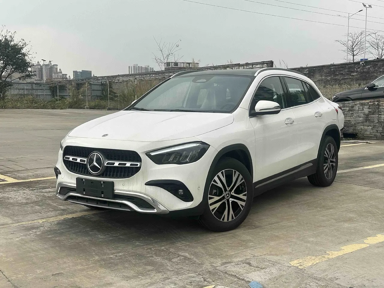 Open image lightbox: Mercedes Benz 2024 GLA 220 2.0T automatic gear