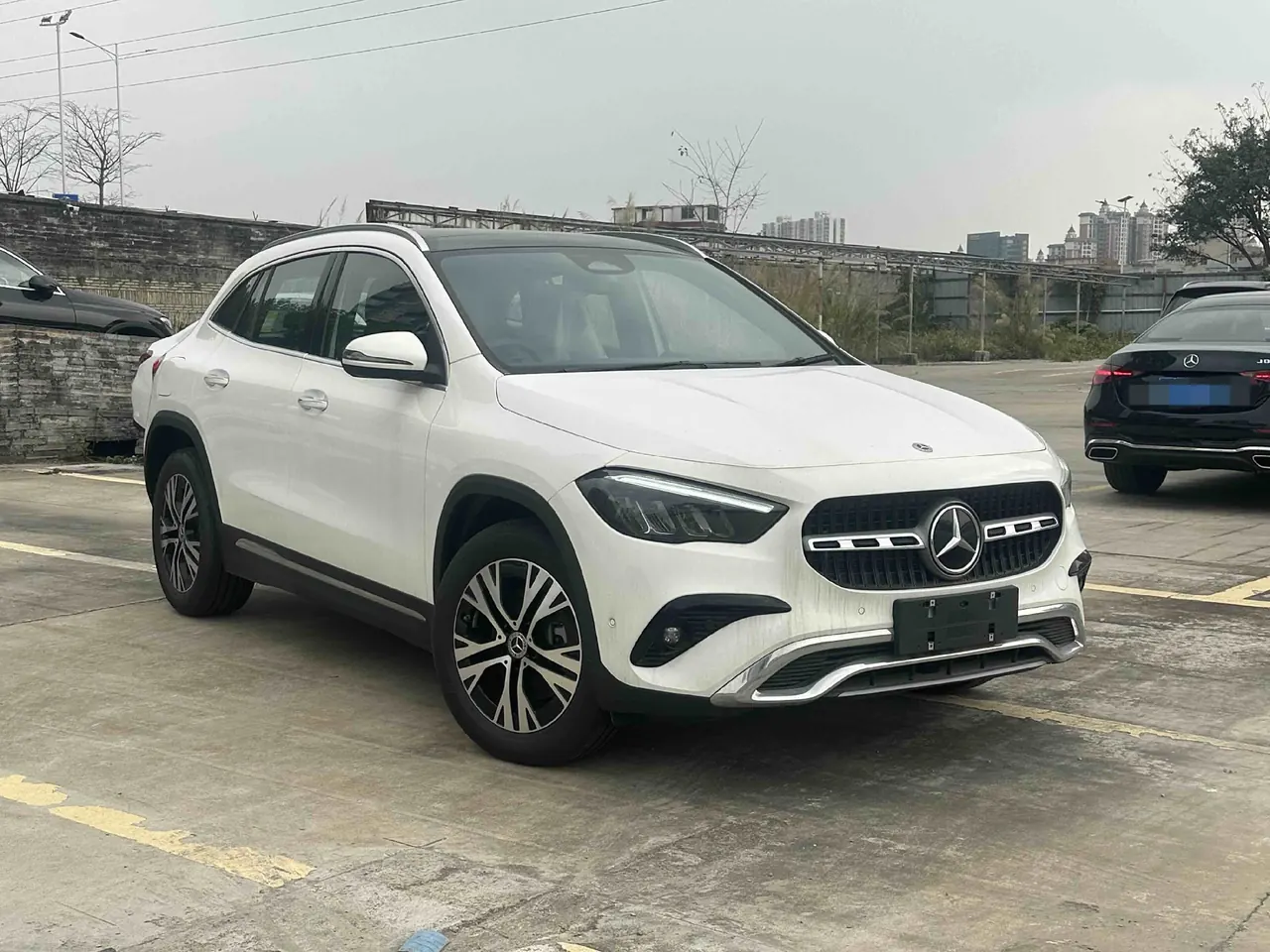 Mercedes Benz 2024 GLA 220 2.0T automatic gear 2