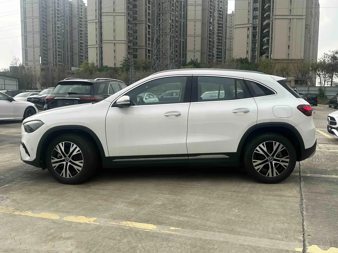 Mercedes Benz 2024 GLA 220 2.0T automatic gear 4