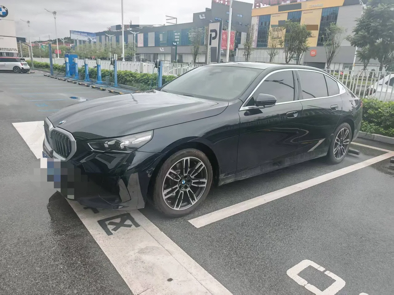 打开图片灯箱:BMW 5 Series 2026 model 525Li 48V 2.0T M Sport Package automatic transmission