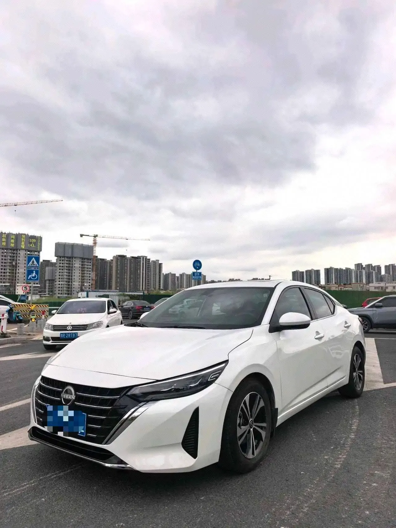打开图片灯箱:Nissan 2023 Sylphy 1.6 Stepless Intelligent Driving Edition Automatic Transmission