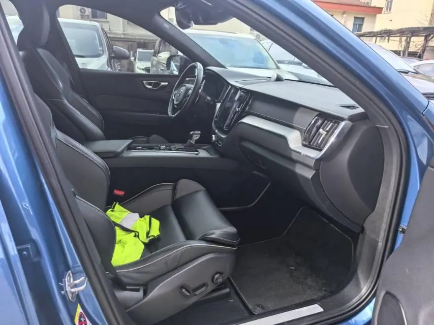 Volvo 2020 XC60 2.0T T5 4-wheel drive smart luxury automatic gear 3
