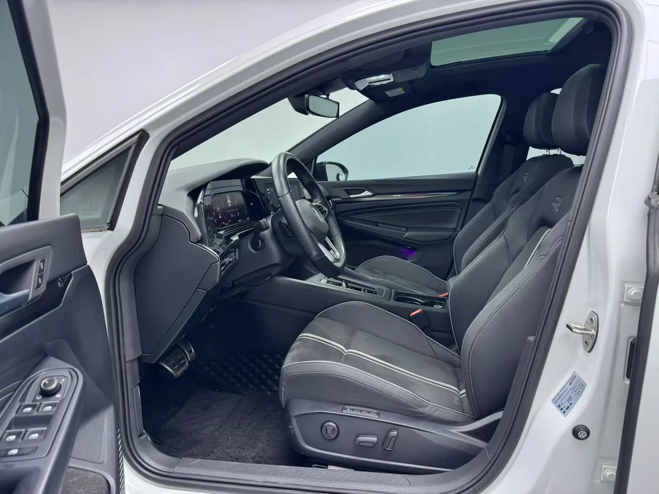 Volkswagen 2021 Golf 8 R-Line 1.4TSI 280TSI Automatic 4