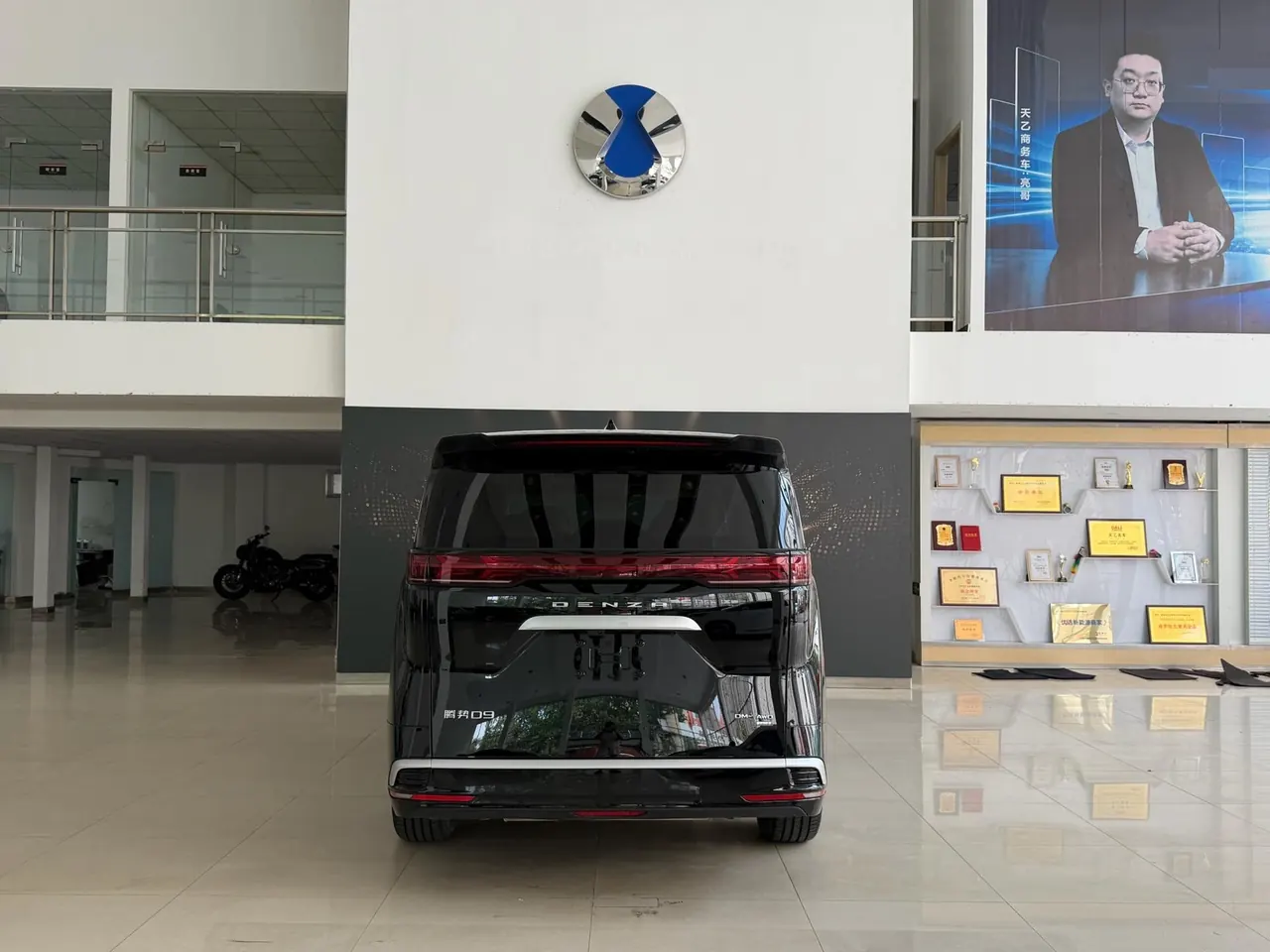 Denza 2025 Denza D9 DM-i 1.5T stepless intelligent driving version 1020 four-wheel drive flagship automatic gear 11