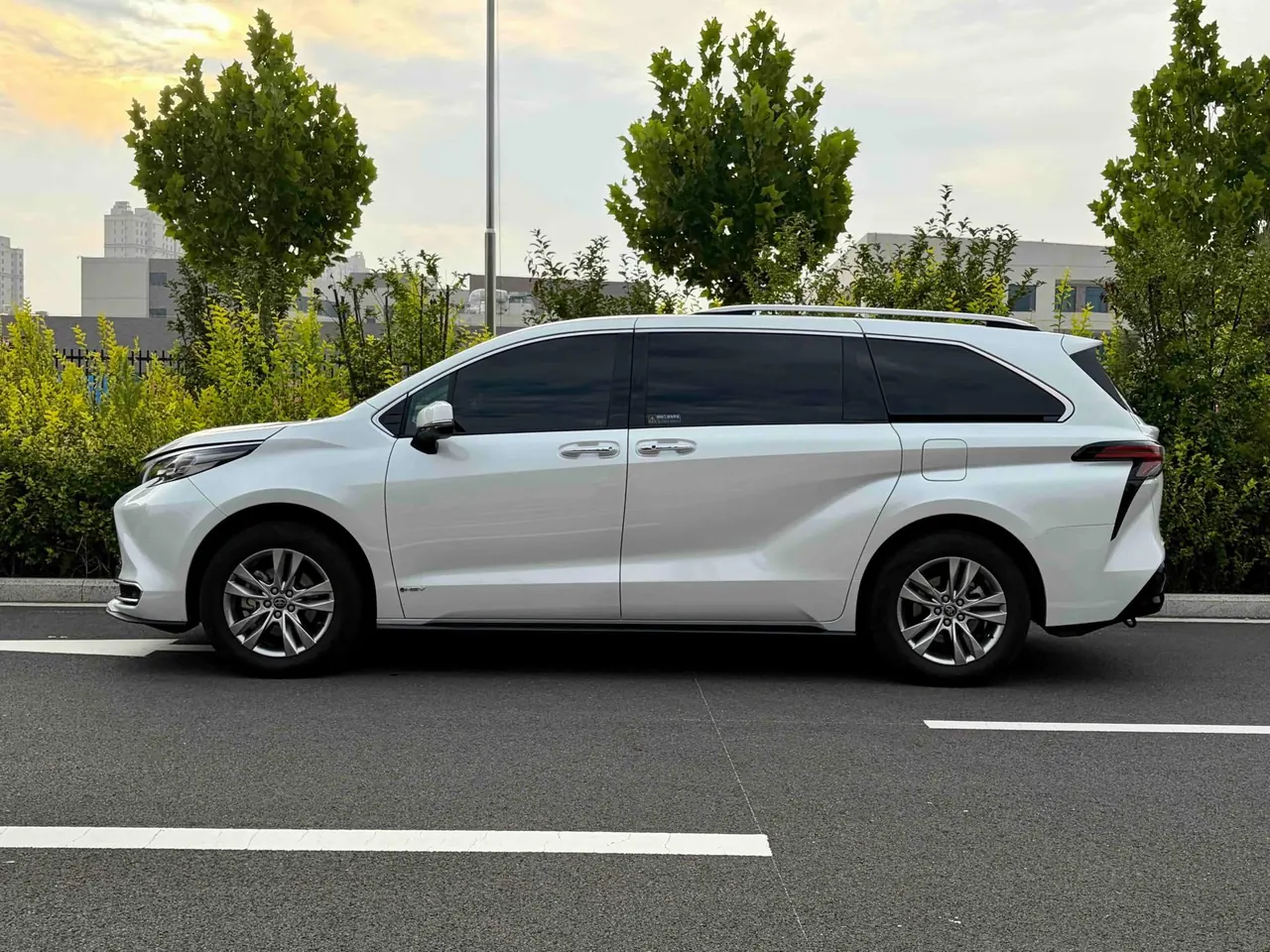 Toyota 2024 Sana 2.5 Stepless Four-wheel Drive Premium Edition Automatic Transmission 3