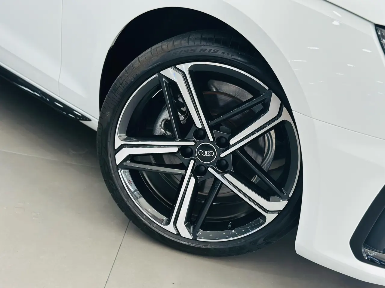 Audi 2025 A4L 2.0TFSI 40TFSI 2 million‑vehicle celebration edition, luxury sporty model, automatic transmission 10