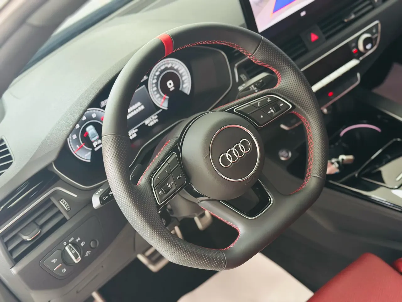 Audi 2025 A4L 2.0TFSI 40TFSI 2 million‑vehicle celebration edition, luxury sporty model, automatic transmission 13