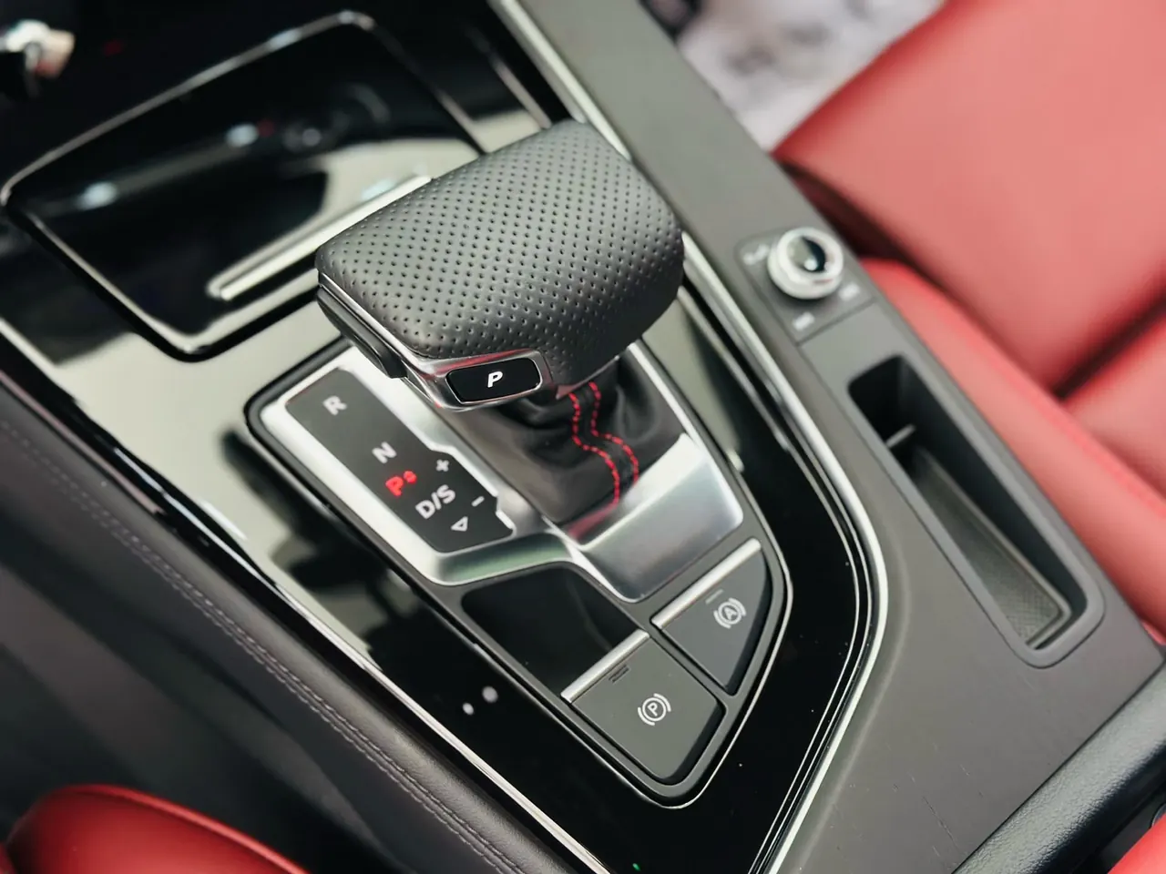 Audi 2025 A4L 2.0TFSI 40TFSI 2 million‑vehicle celebration edition, luxury sporty model, automatic transmission 14