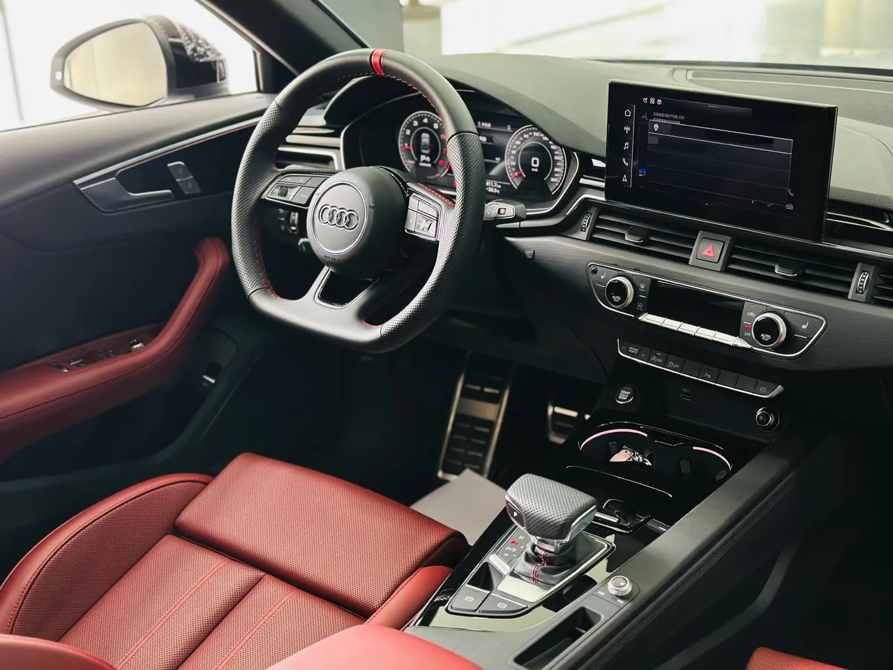 Audi 2025 A4L 2.0TFSI 40TFSI 2 million‑vehicle celebration edition, luxury sporty model, automatic transmission 16