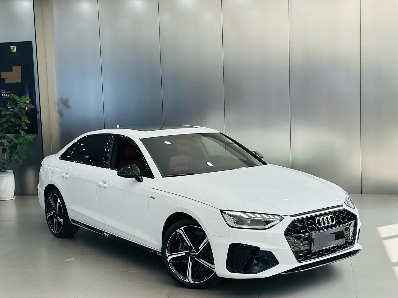 Audi 2025 A4L 2.0TFSI 40TFSI 2 million‑vehicle celebration edition, luxury sporty model, automatic transmission 3