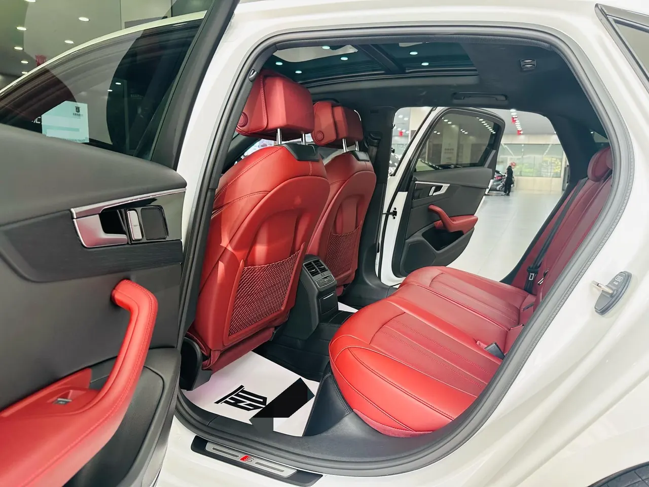 Audi 2025 A4L 2.0TFSI 40TFSI 2 million‑vehicle celebration edition, luxury sporty model, automatic transmission 5