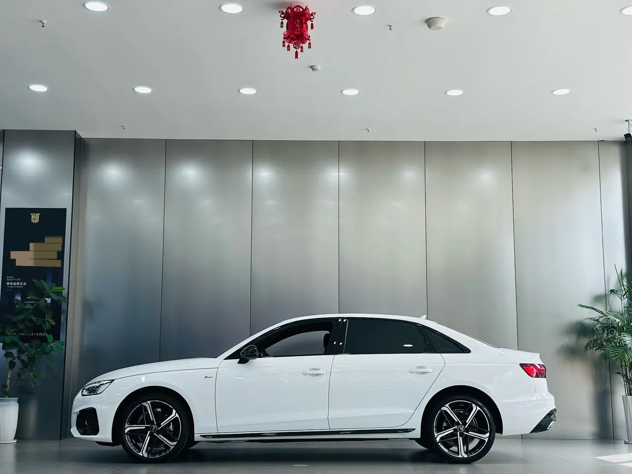 Audi 2025 A4L 2.0TFSI 40TFSI 2 million‑vehicle celebration edition, luxury sporty model, automatic transmission 9