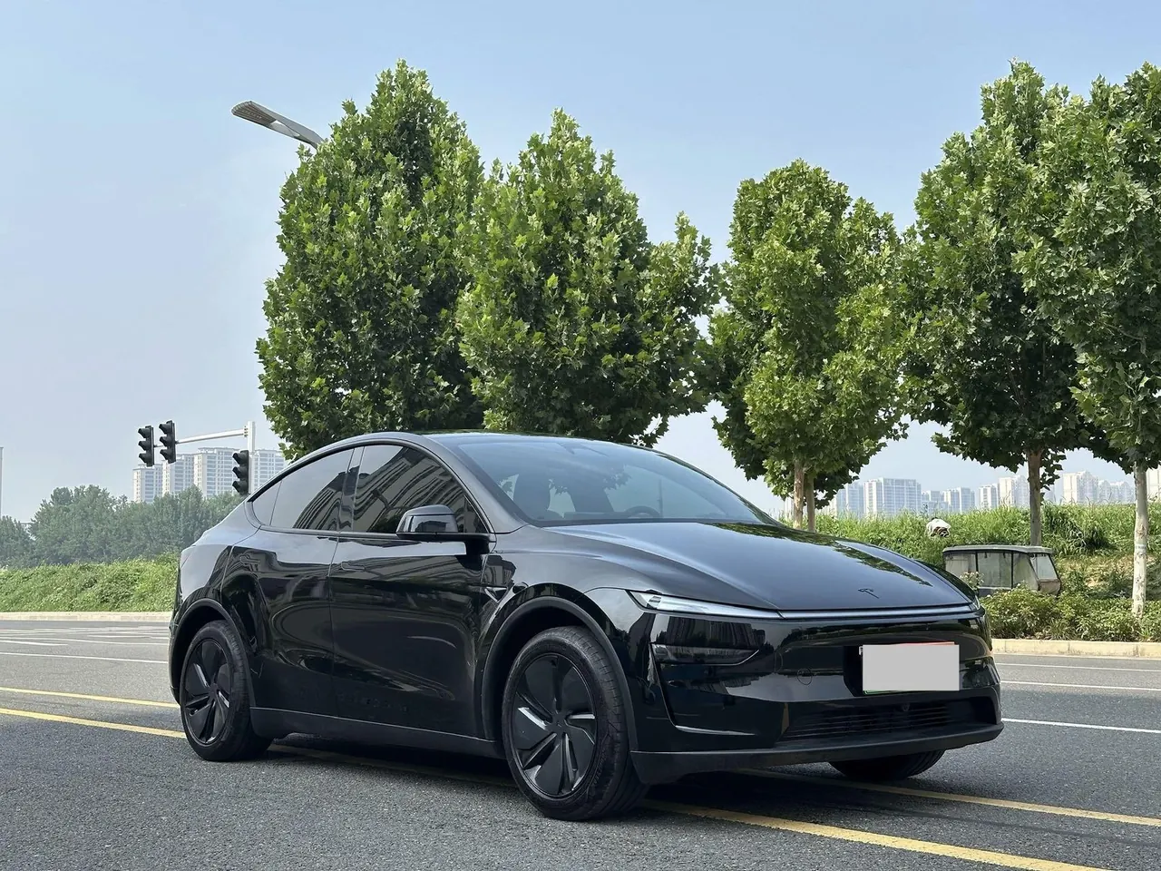 Tesla 2026 Model Y Rear-Wheel-Drive Automatic 3