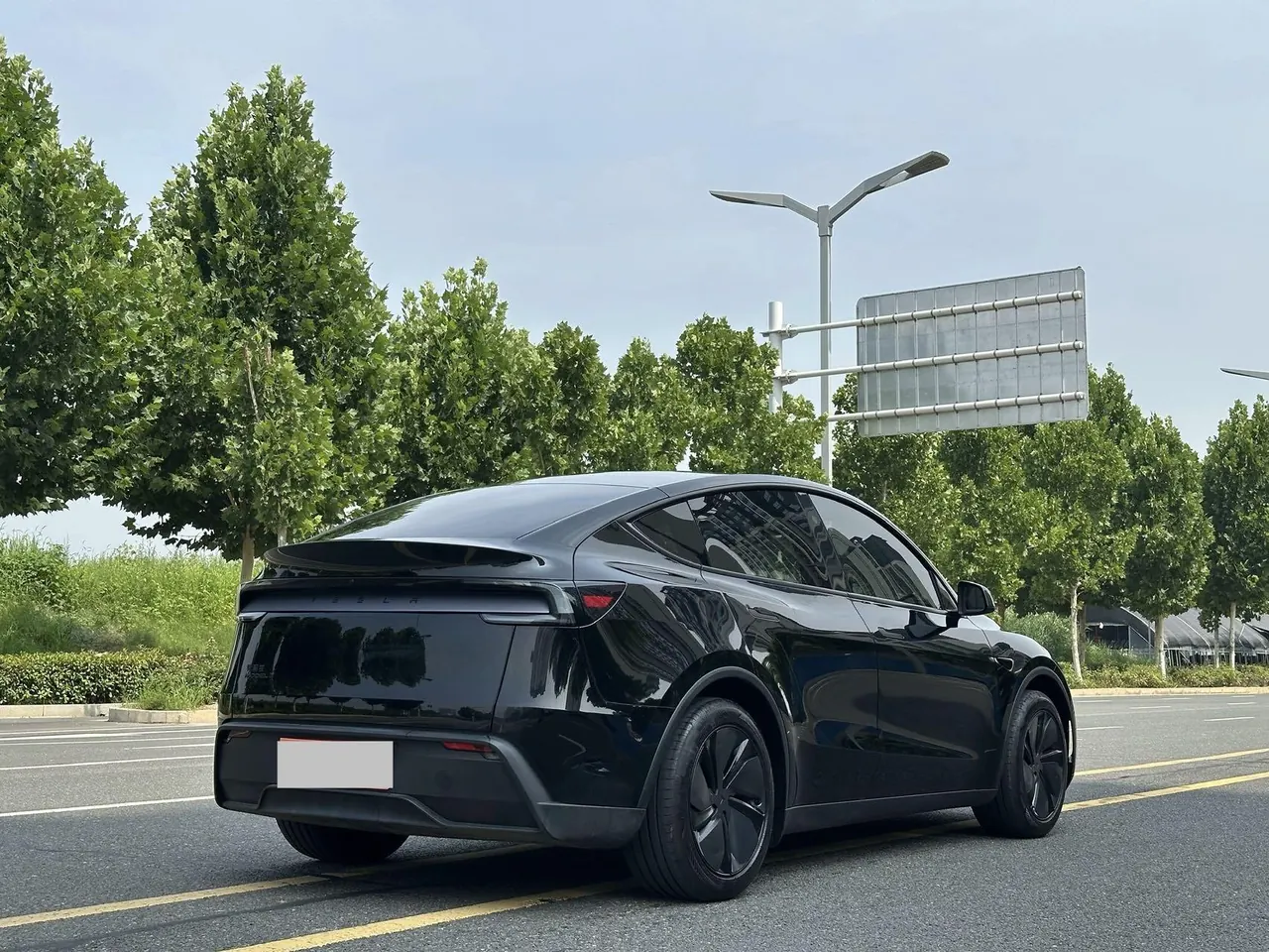 Tesla 2026 Model Y Rear-Wheel-Drive Automatic 6