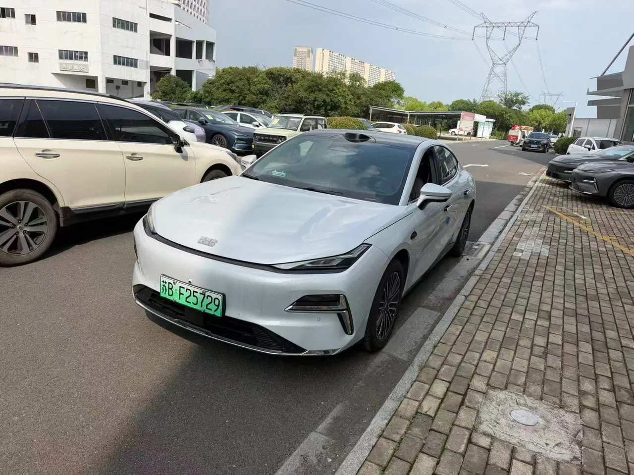 打开图片灯箱:Geely Galaxy 2026 Star Yao 8 EM-i 1.5 Voyage Ocean Edition Automatic Gear