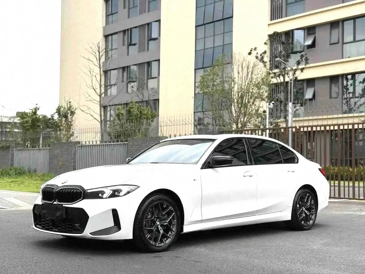 打开图片灯箱:BMW 3 Series 2025 330Li 2.0T M Sports Obsidian Night Suit Automatic Gear