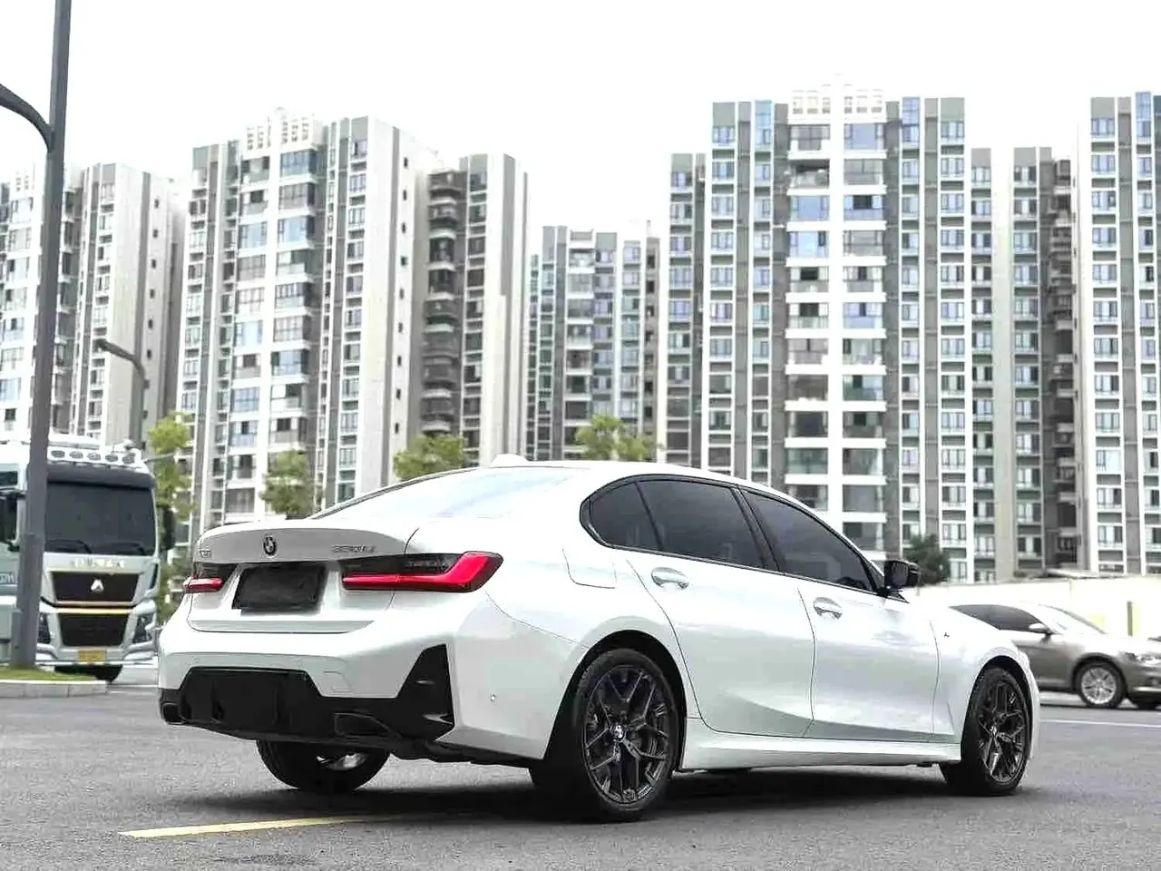 BMW 3 Series 2025 330Li 2.0T M Sports Obsidian Night Suit Automatic Gear 10