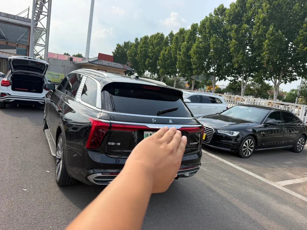 HongQi 2021 E-HS9 Flag Enjoy 6-seat Automatic Gear 2