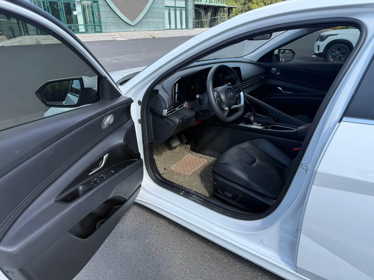 Hyundai 2022 Elantra -3-compartment 1.5 stepless LUX premium automatic gear 7