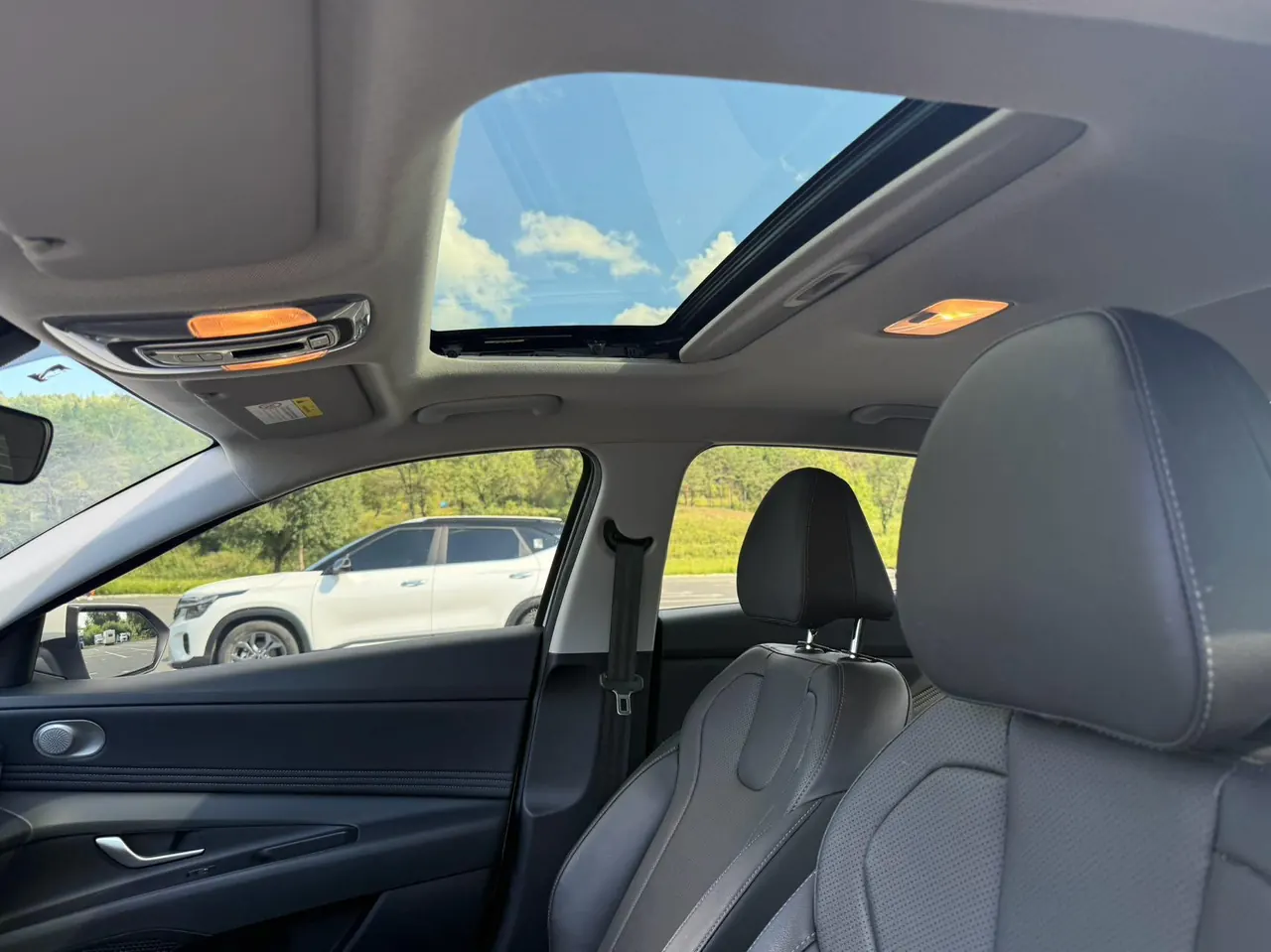 Hyundai 2022 Elantra -3-compartment 1.5 stepless LUX premium automatic gear 8