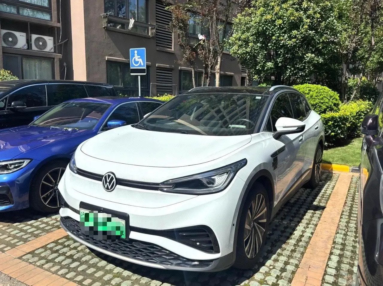 Open image lightbox: Volkswagen 2024 ID. 4 CROZZ PURE AUTOMATIC