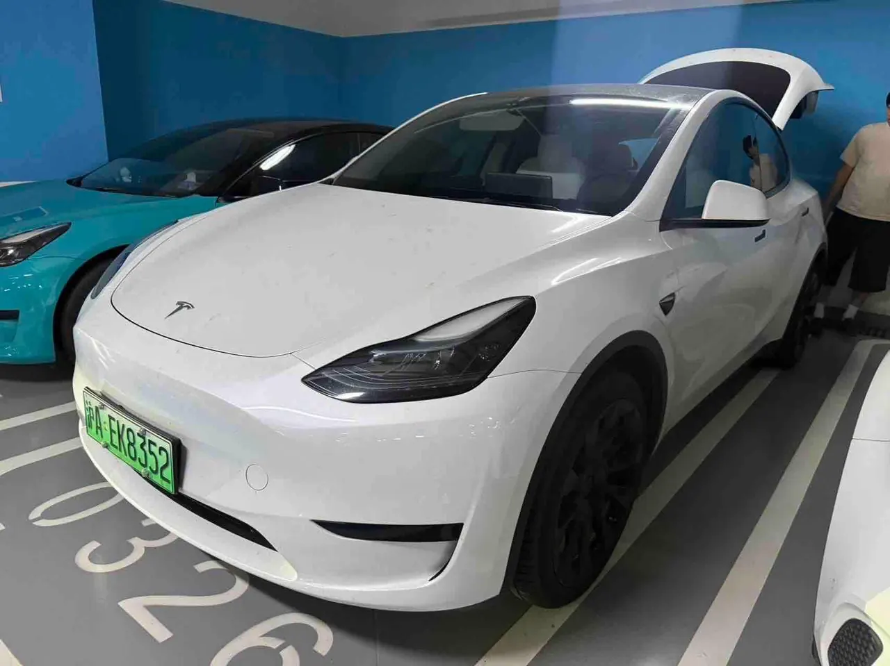 Open image lightbox: Tesla 2024 Model Y rear-wheel drive version automatic transmission