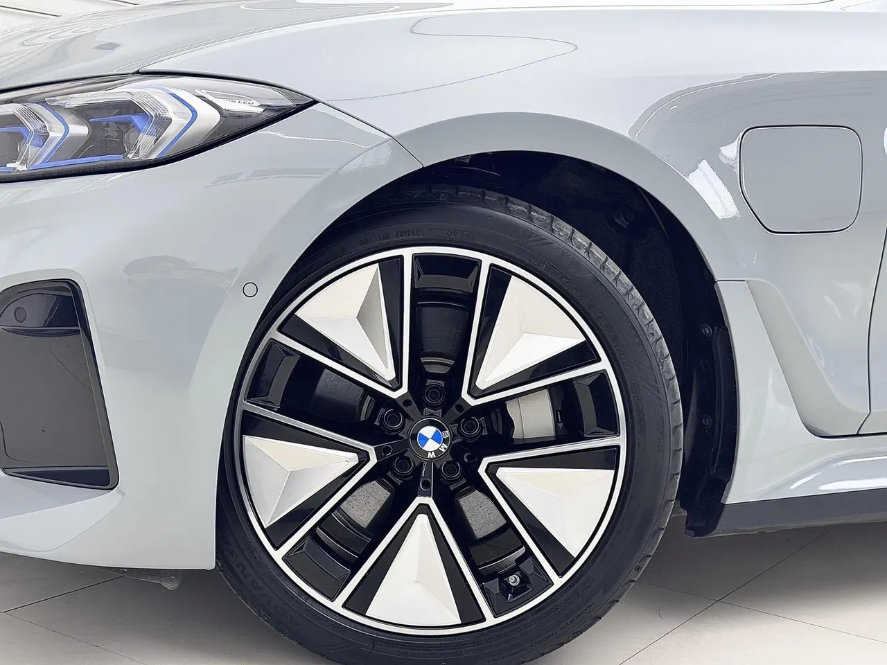 BMW 2026 i3 eDrive 40 L obsidian night sports suit automatic gear 3