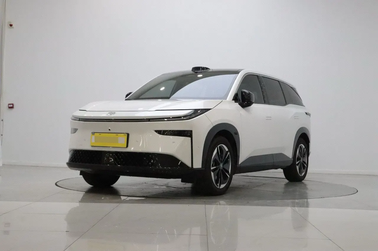 Open image lightbox: Toyota 2025 Platinum Intelligence 3X 520 Pro Advanced Intelligence Driving Edition Automatic Gear
