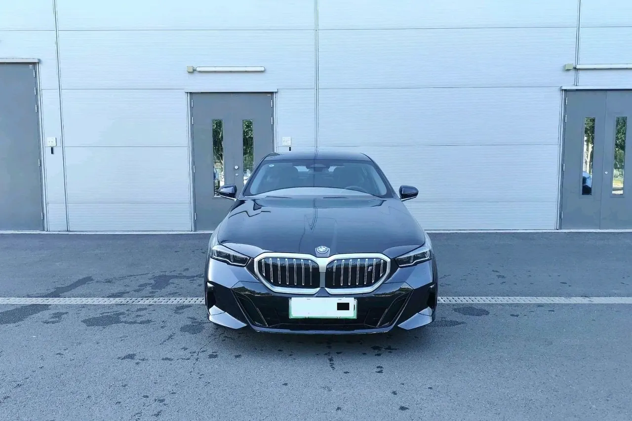 BMW 2025 i5 eDrive 40L M sports suit automatic gear 3