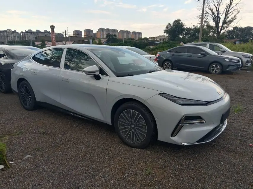 Geely Galaxy 2025 Xingyao 8 EM-i 1.5 130km Premium Edition Automatic Gear 2