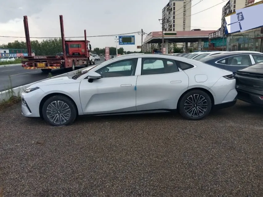 Geely Galaxy 2025 Xingyao 8 EM-i 1.5 130km Premium Edition Automatic Gear 3