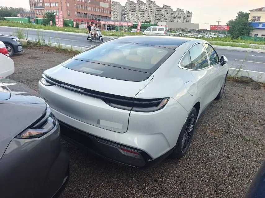 Geely Galaxy 2025 Xingyao 8 EM-i 1.5 130km Premium Edition Automatic Gear 3