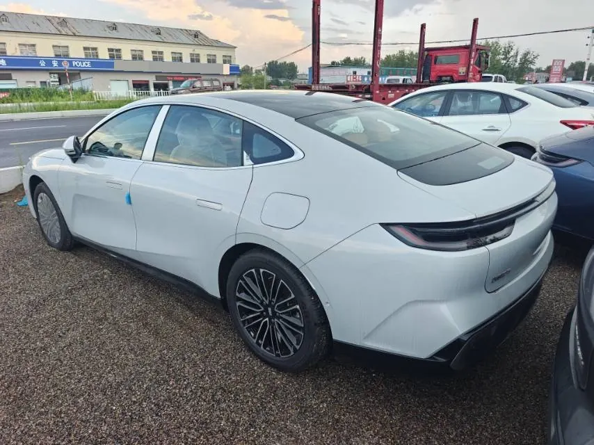 Geely Galaxy 2025 Xingyao 8 EM-i 1.5 130km Premium Edition Automatic Gear 4
