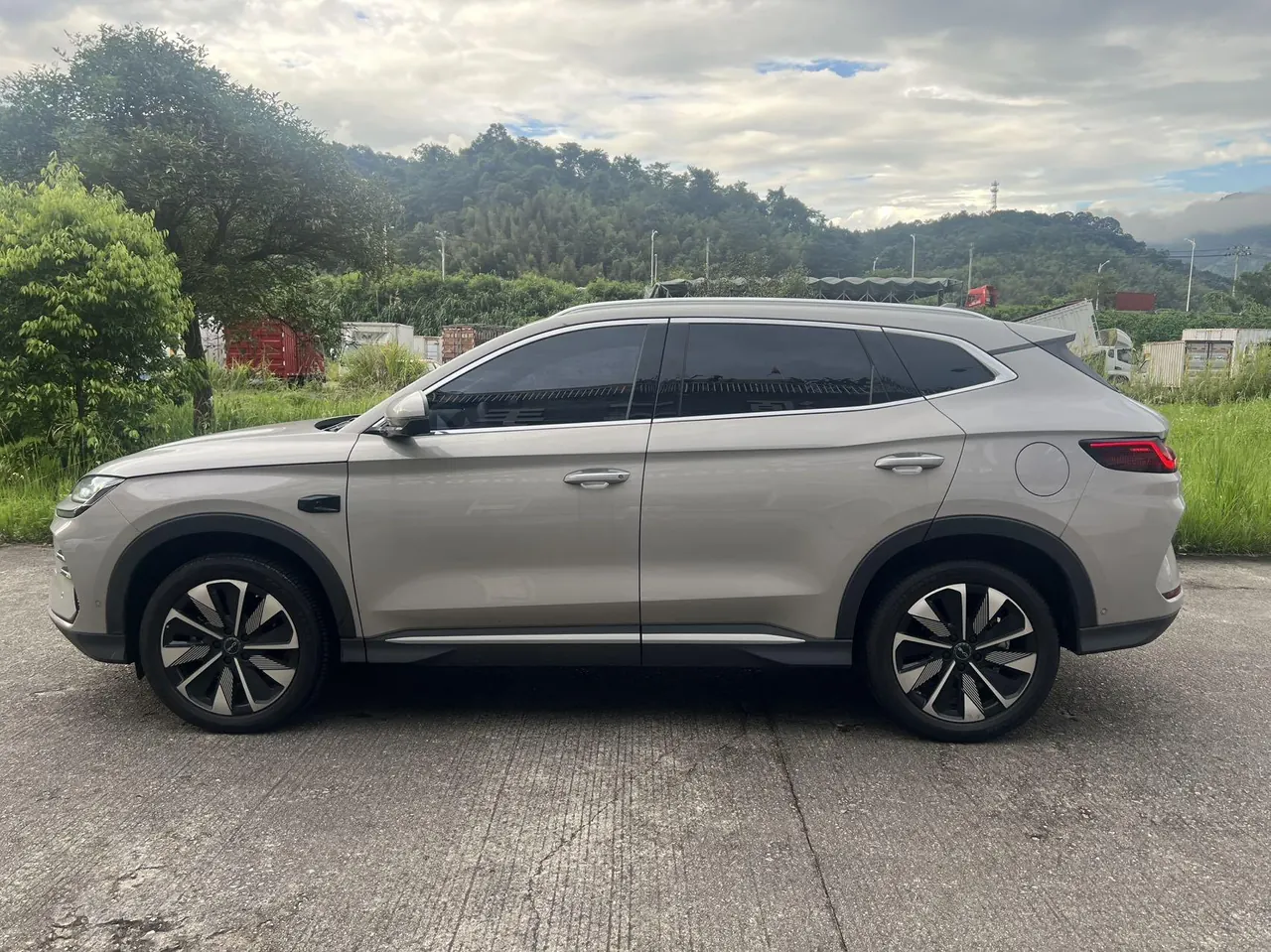 BYD Song PLUS New Energy 2025 Song PLUS DM-i 1.5 Stepless Smart Driving Edition 112KM Honorable Automatic Gear 5