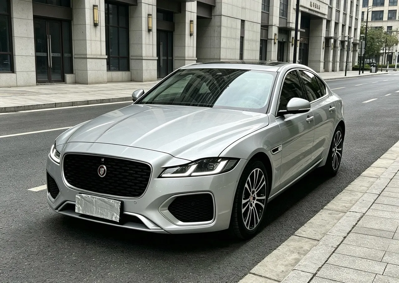 Open image lightbox: Jaguar 2025 XFL 2.0T P 12500.00g Drive Enjoy Deluxe Edition Automatic Gear