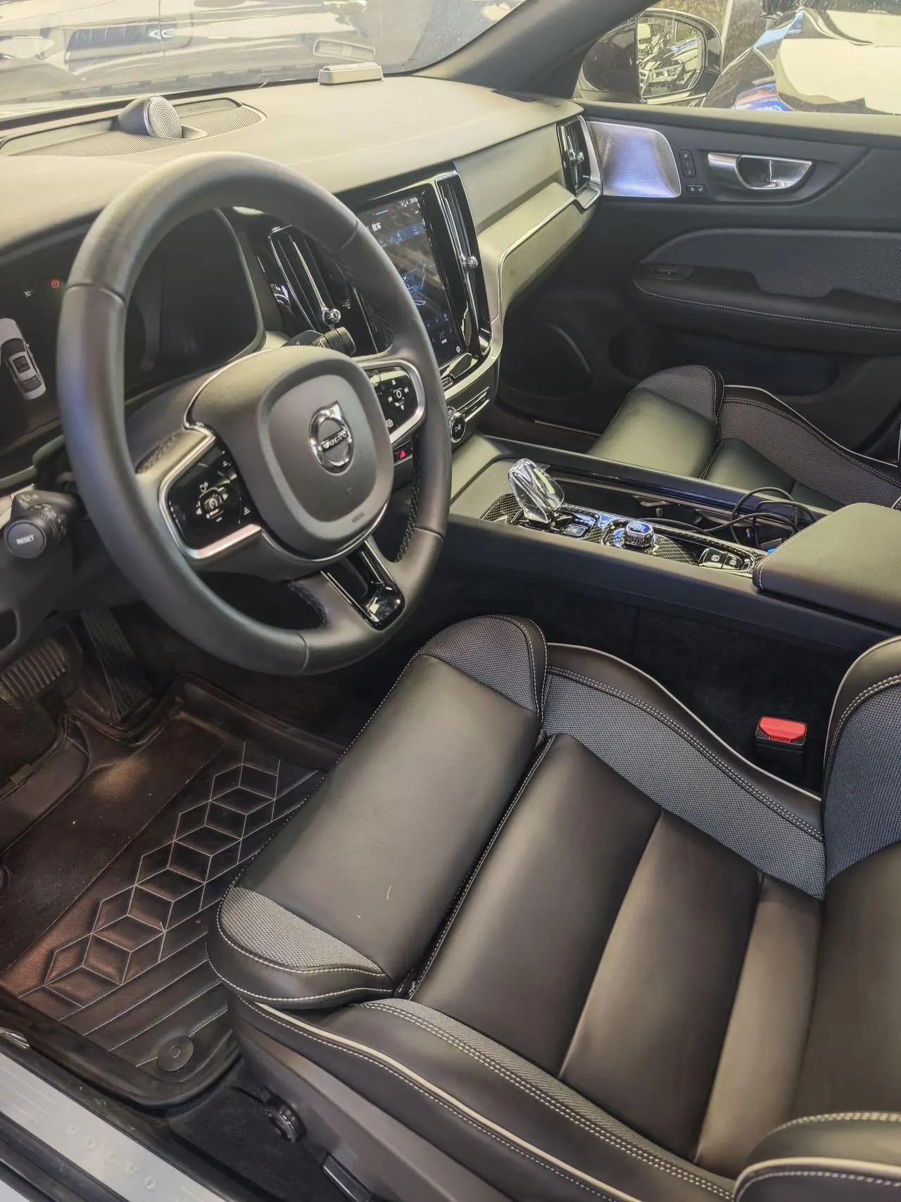 Volvo 2025 S60 48V 2.0T B4 Zhiyuan Sports Edition Automatic Gear 2