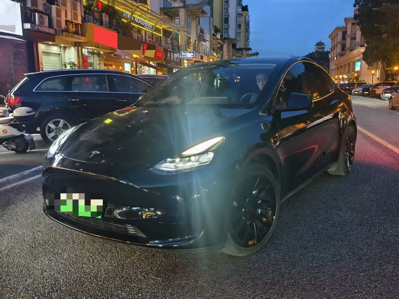 Open image lightbox: Tesla 2022 Model Y rear-wheel drive version automatic transmission