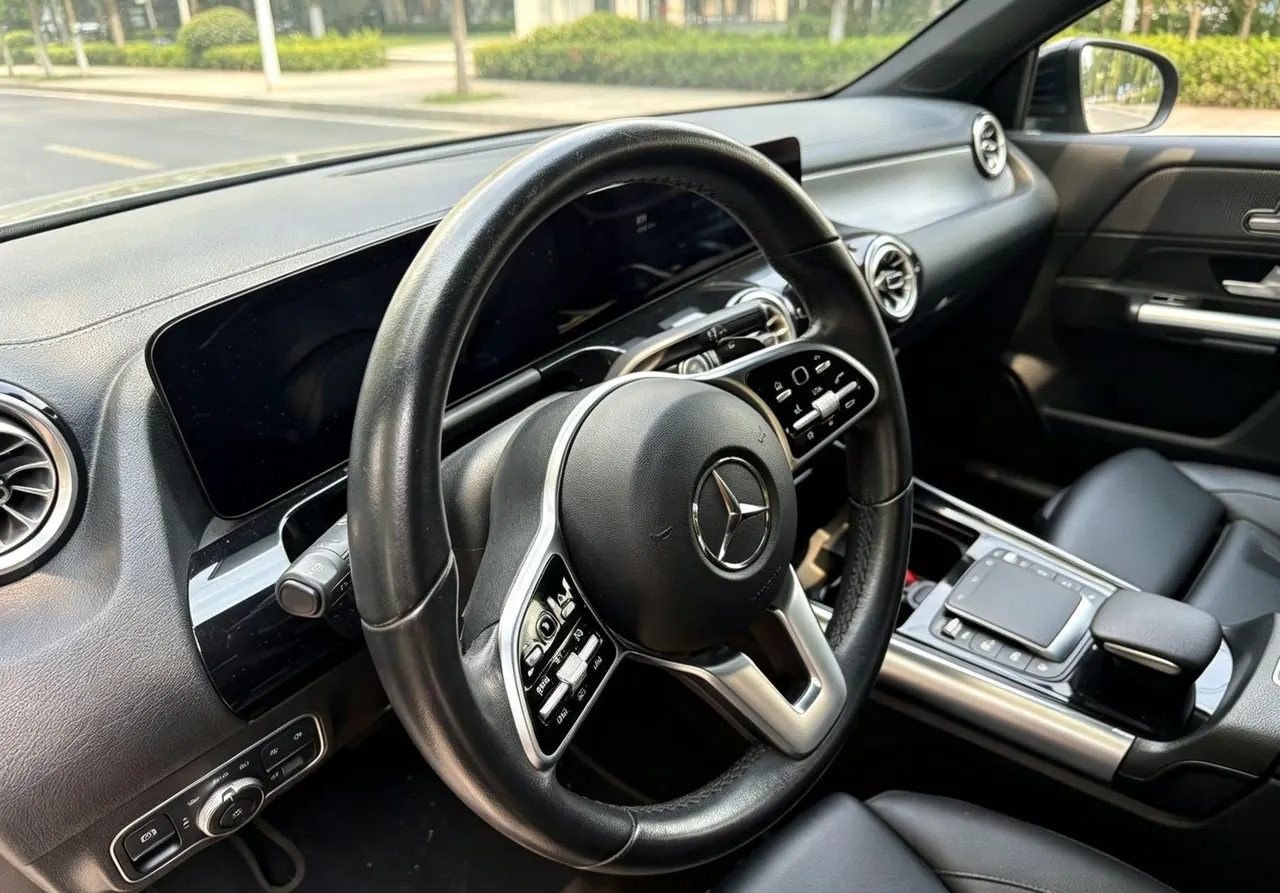 Mercedes Benz 2022 GLA 200 1.3T automatic gear 2